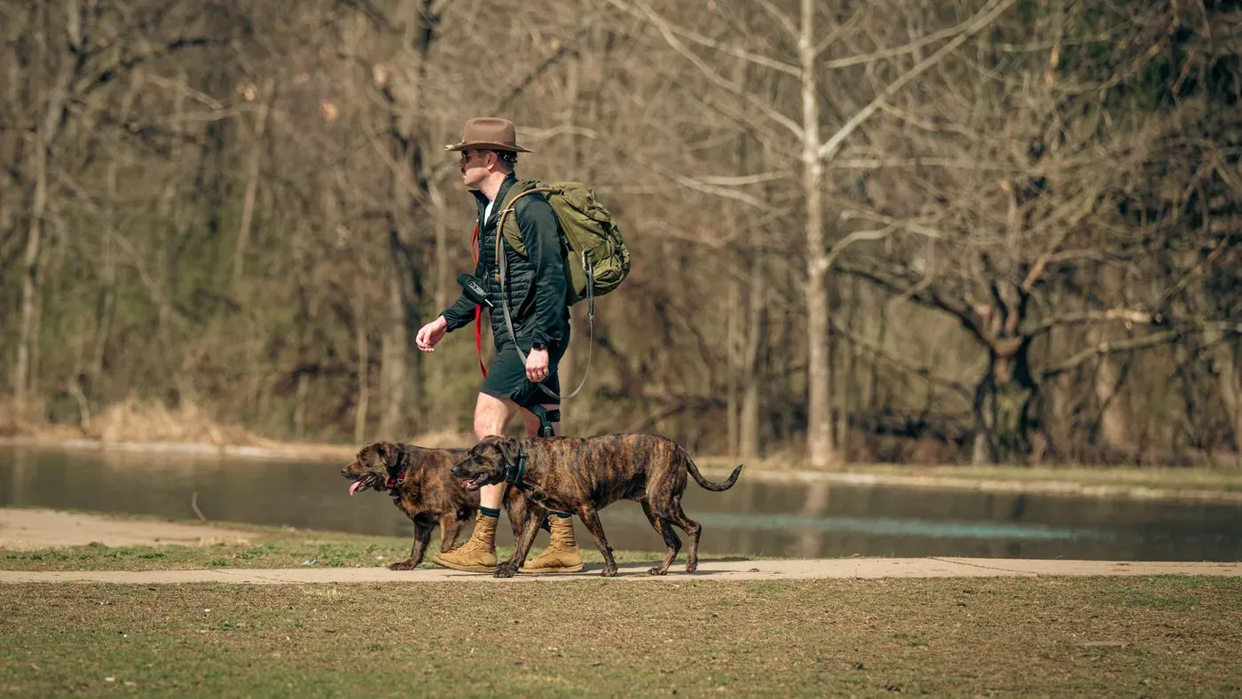 Hundägare med ryggsäck på tur